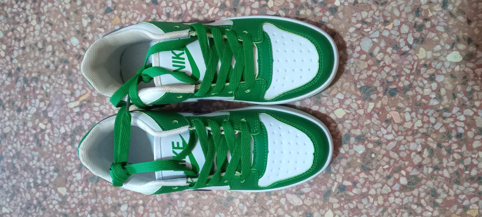 Nike Athletic Sneakers – Green & White Color Scheme